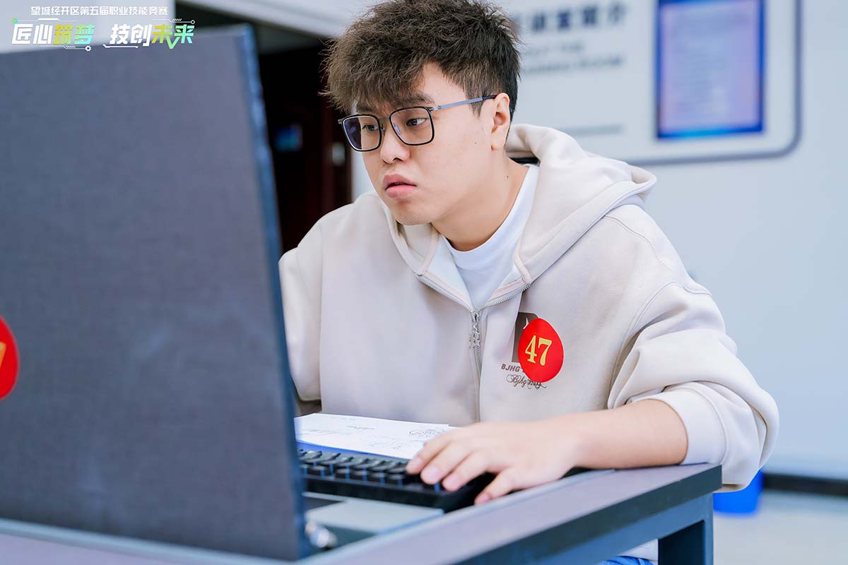 技耀望城，載譽(yù)而歸！長纜智能斬獲經(jīng)開區(qū)職業(yè)技能競賽一等獎(jiǎng)！廖展鵬比武現(xiàn)場